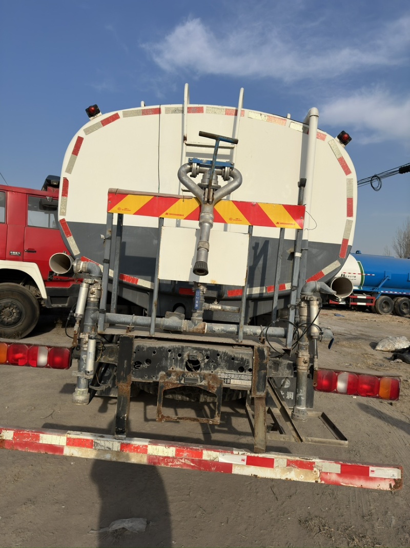 33方重汽汕得卡洒水车。国六