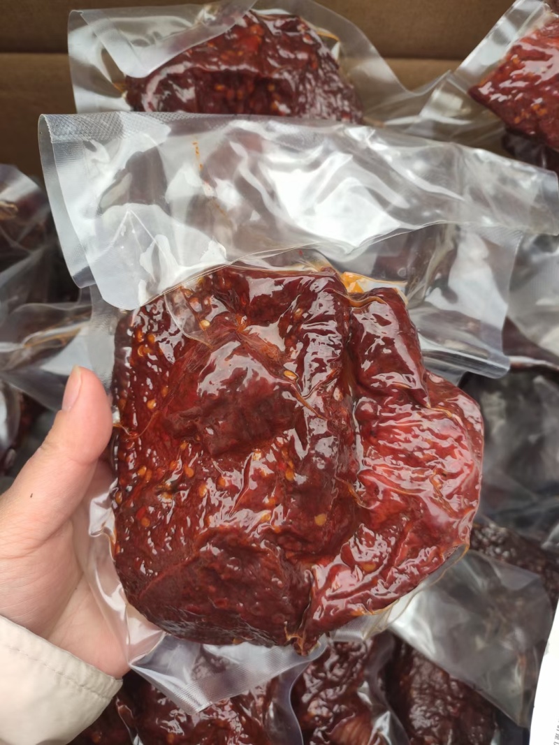 真空酱香猪肉，五香麻辣两个口味，开袋即食，常温保存