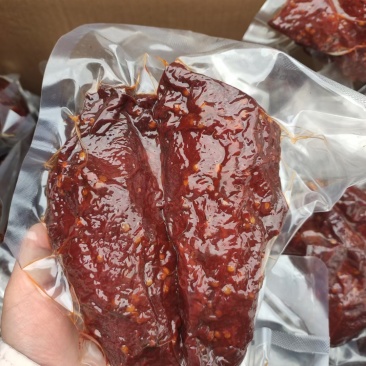 真空酱香猪肉，五香麻辣两个口味，开袋即食，常温保存