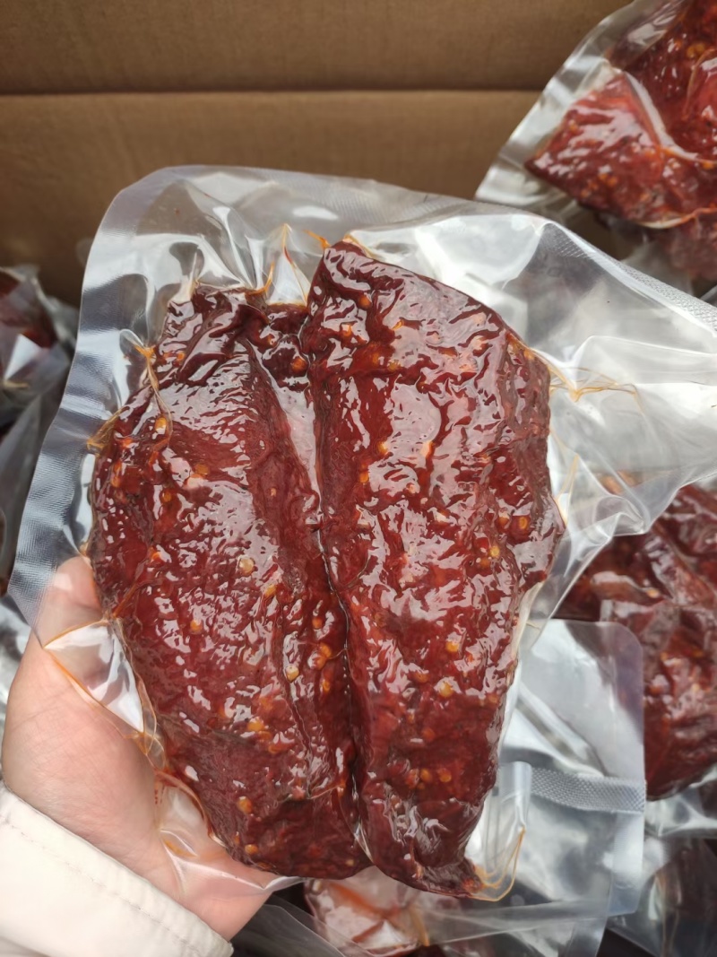 真空酱香猪肉，五香麻辣两个口味，开袋即食，常温保存