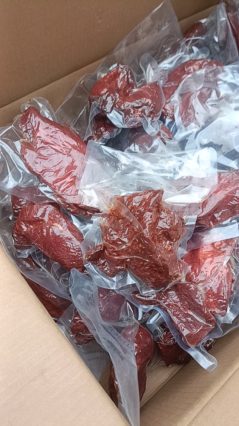 真空酱香猪肉，五香麻辣两个口味，开袋即食，常温保存
