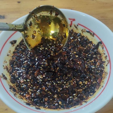 纯手工制作糊香型油辣子，原汁原味，放心使用，没有任何添加剂