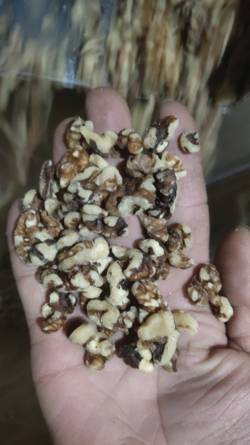 ，各种核桃仁，有颗粒仁，有两半核桃仁，生核桃仁没有任何添