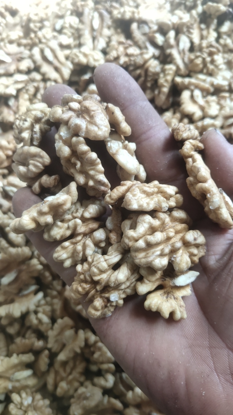 ，各种核桃仁，有颗粒仁，有两半核桃仁，生核桃仁没有任何添