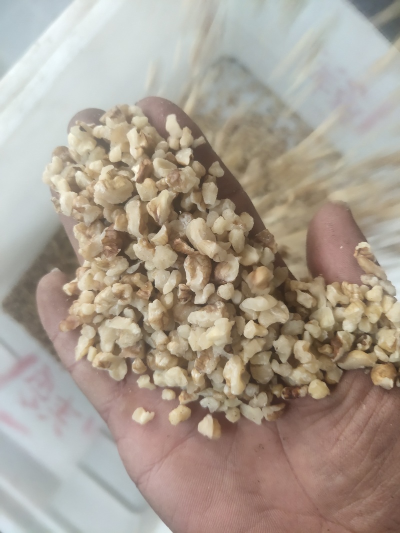 ，各种核桃仁，有颗粒仁，有两半核桃仁，生核桃仁没有任何添
