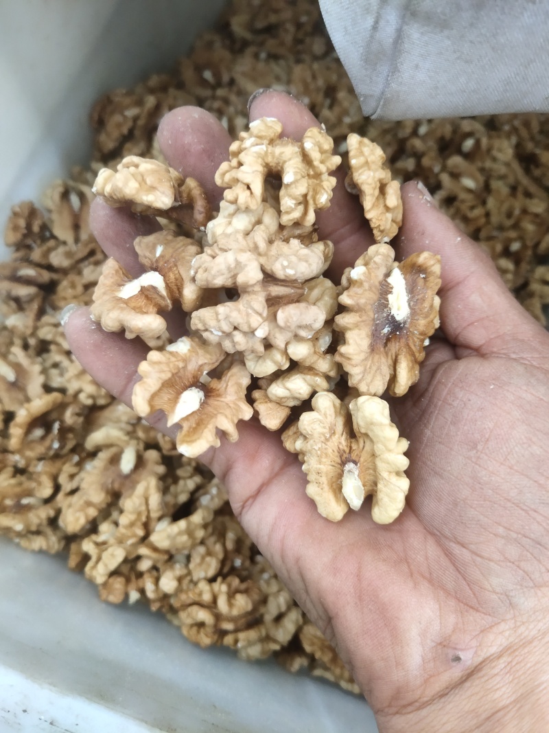 ，各种核桃仁，有颗粒仁，有两半核桃仁，生核桃仁没有任何添