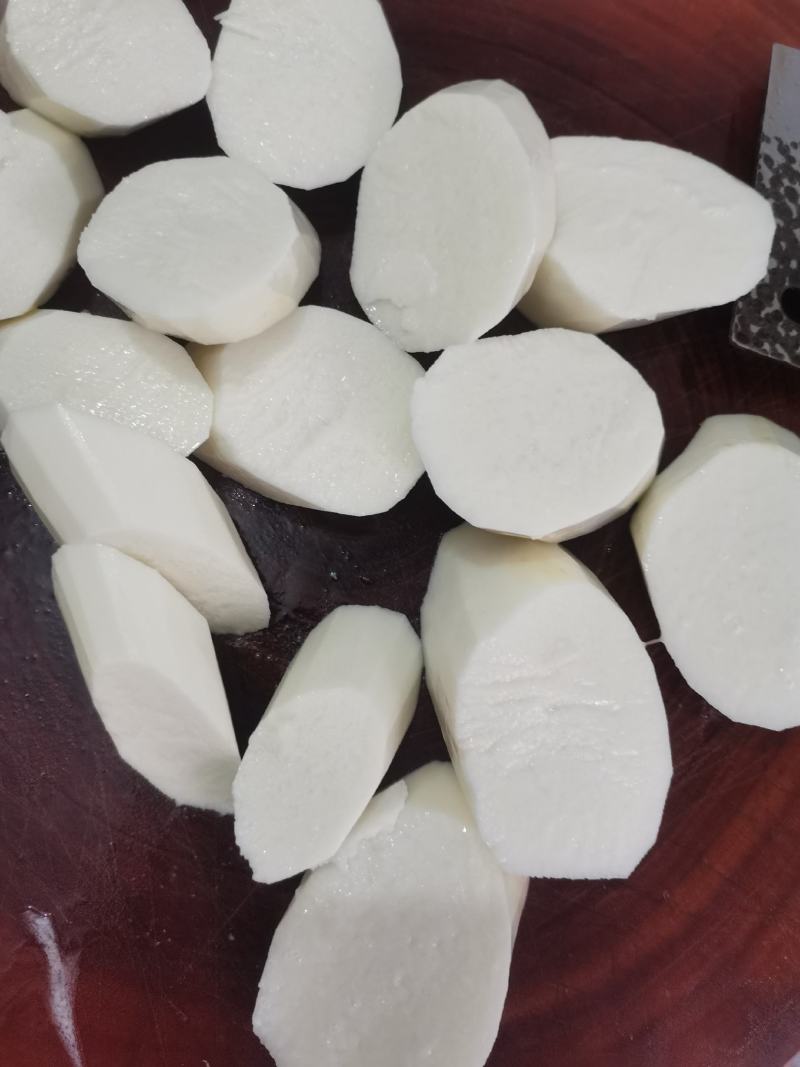 金田淮山药，圆直粗壮粉糯香，白肉细纹宜煲煮。