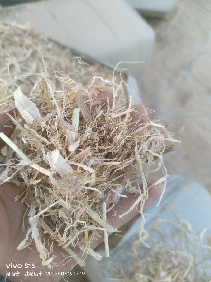粉碎过筛除尘过风选压块干草料，草料干净亮白，需要联系