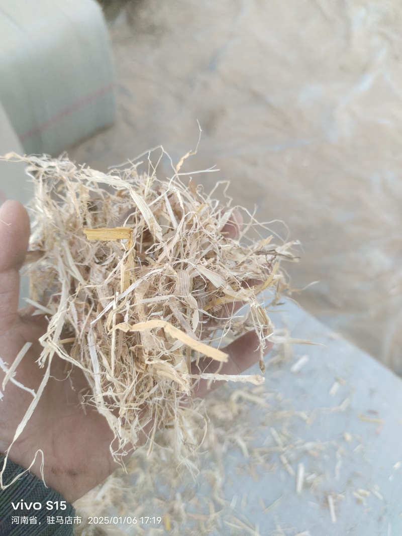 粉碎过筛除尘过风选压块干草料，草料干净亮白，需要联系