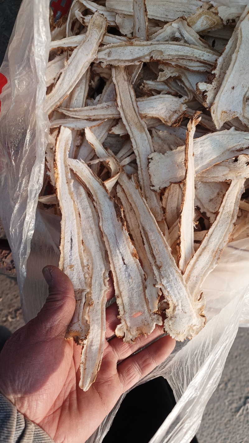 独活头片，选装精品干独活，冲洗，切制，晾晒，过筛订包而成