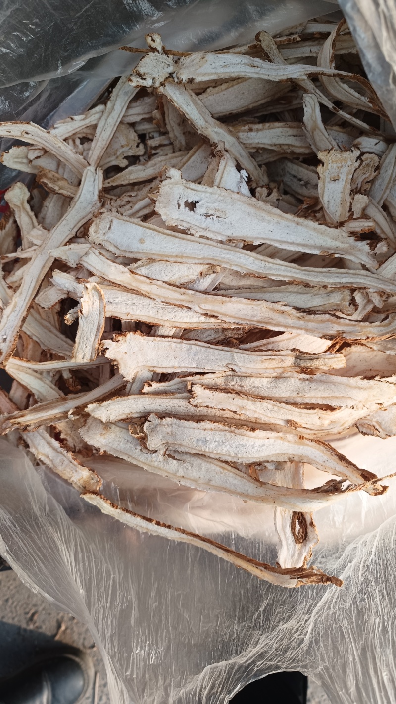 独活头片，选装精品干独活，冲洗，切制，晾晒，过筛订包而成