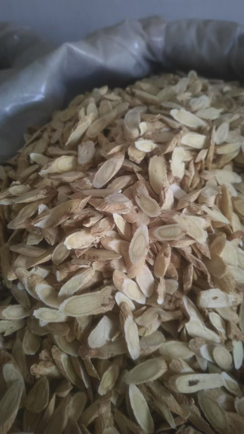 甘肃黄芪.新鲜切片.自然晾干.豆香味浓郁.无硫全干黄芪。