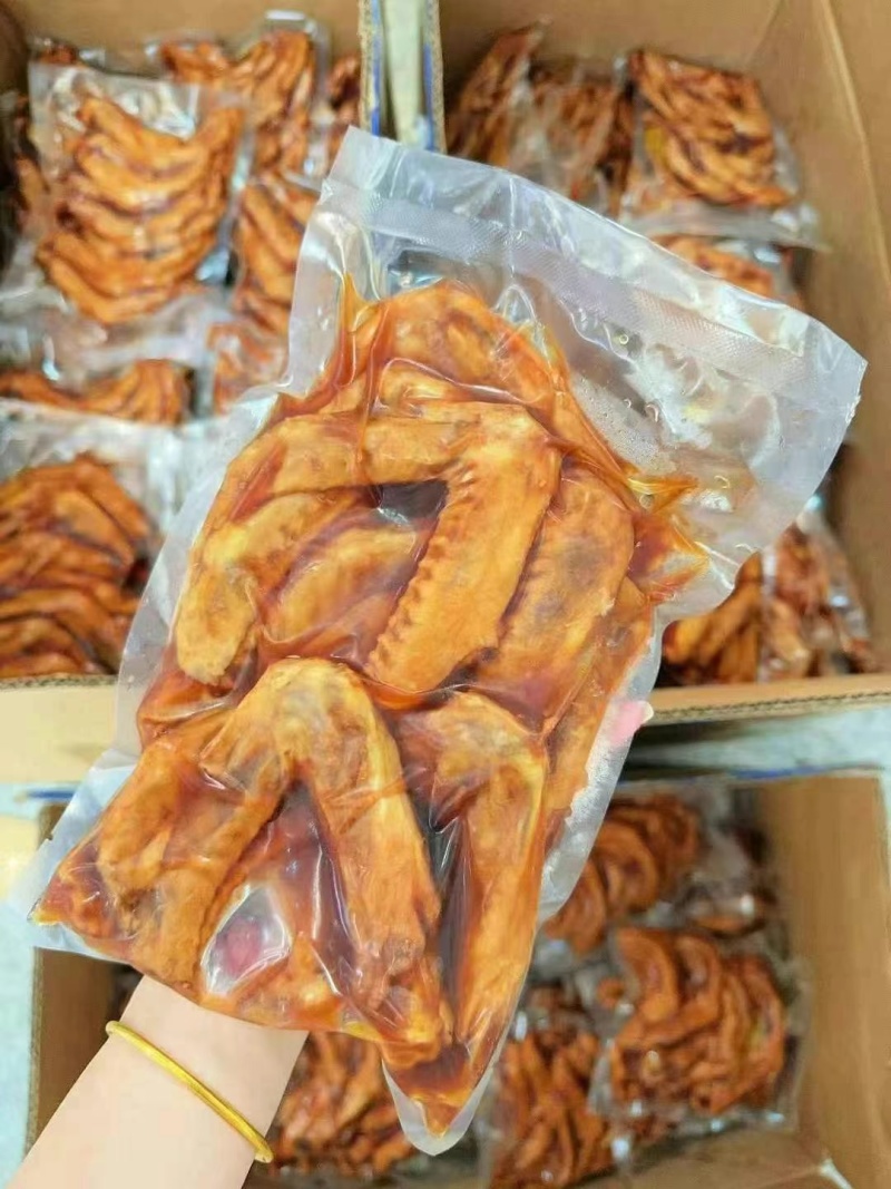 泡椒鸭翅，爽酸个大，肉感好，入口汁香味正，酸香辣脆爽