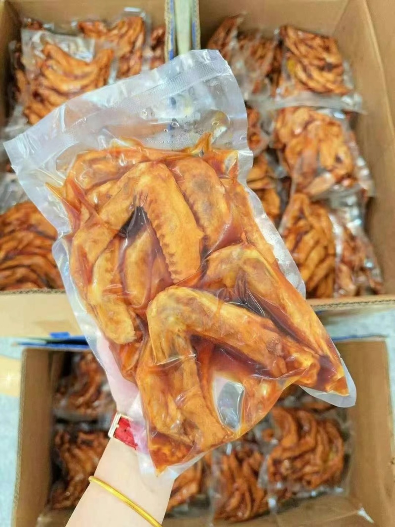 泡椒鸭翅，爽酸个大，肉感好，入口汁香味正，酸香辣脆爽
