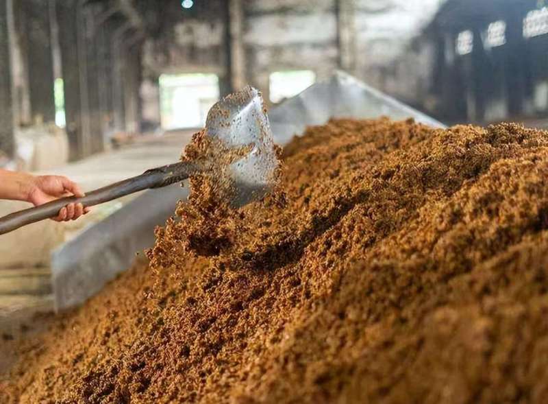 《酒糟》高蛋白牛羊饲料源头厂家发货常年供应欢迎联系