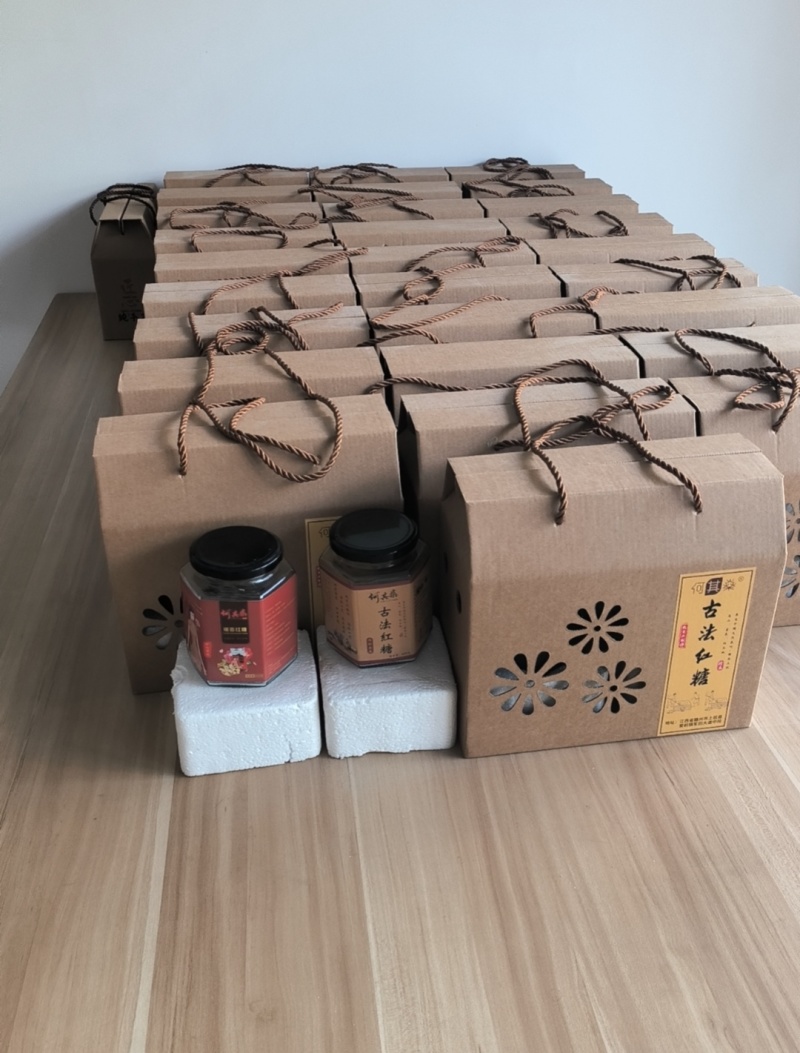 古法红糖，纯手工熬制，文火慢熬，口感醇厚。