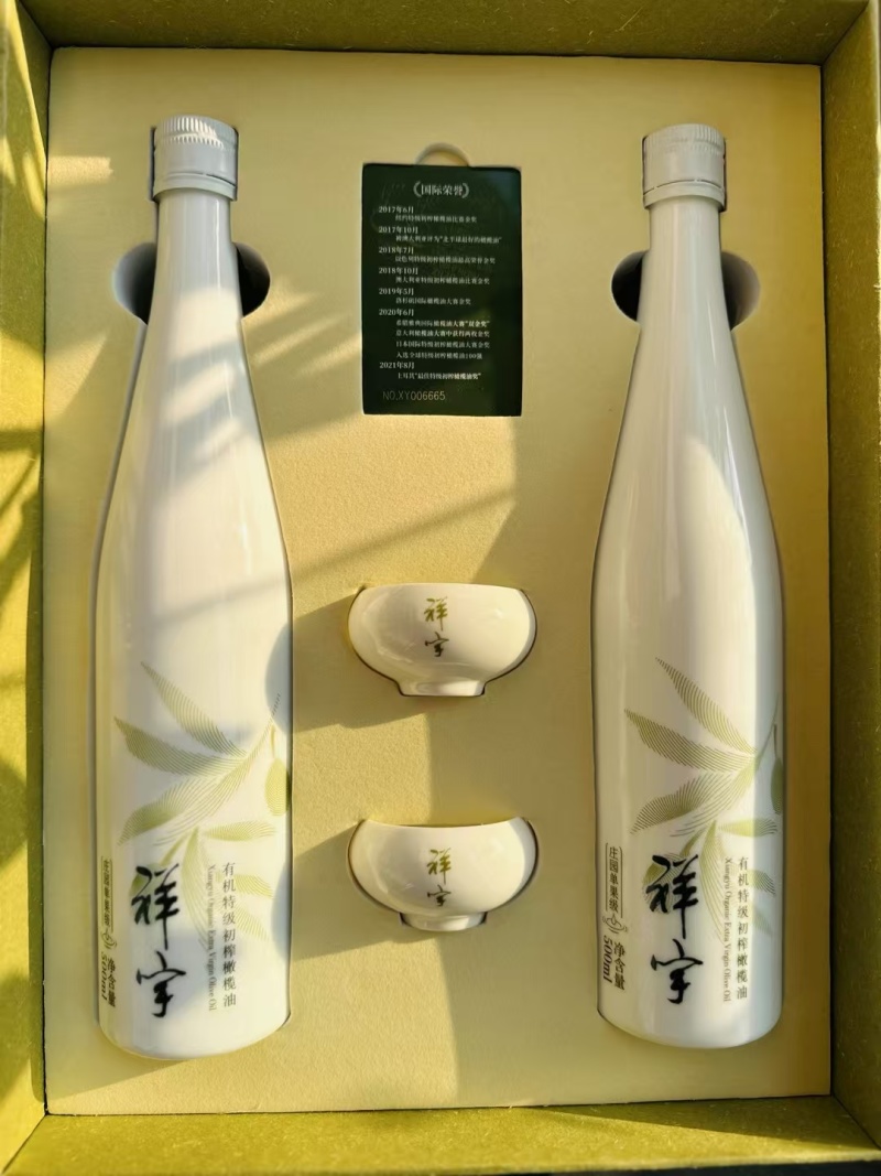 特级初榨橄榄油，礼盒装，鲜果冷压榨工艺，100%纯正橄榄油