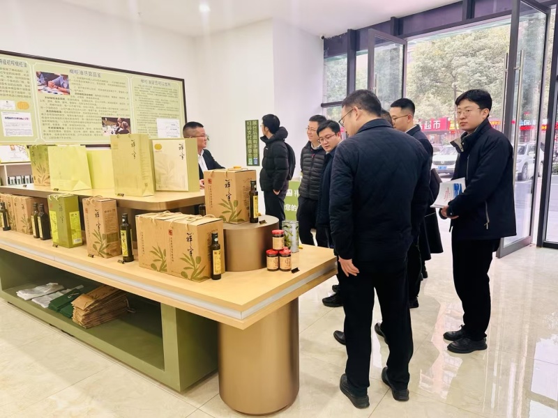 特级初榨橄榄油，礼盒装，鲜果冷压榨工艺，100%纯正橄榄油