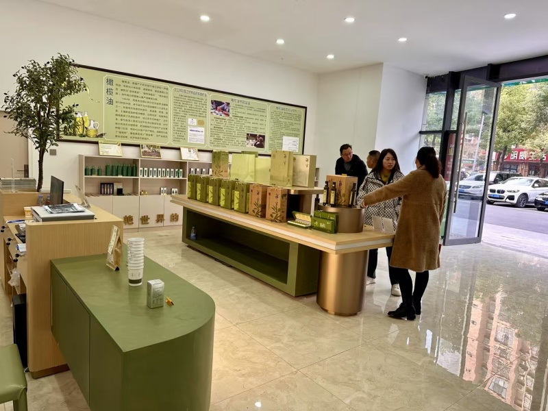 特级初榨橄榄油，礼盒装，鲜果冷压榨工艺，100%纯正橄榄油