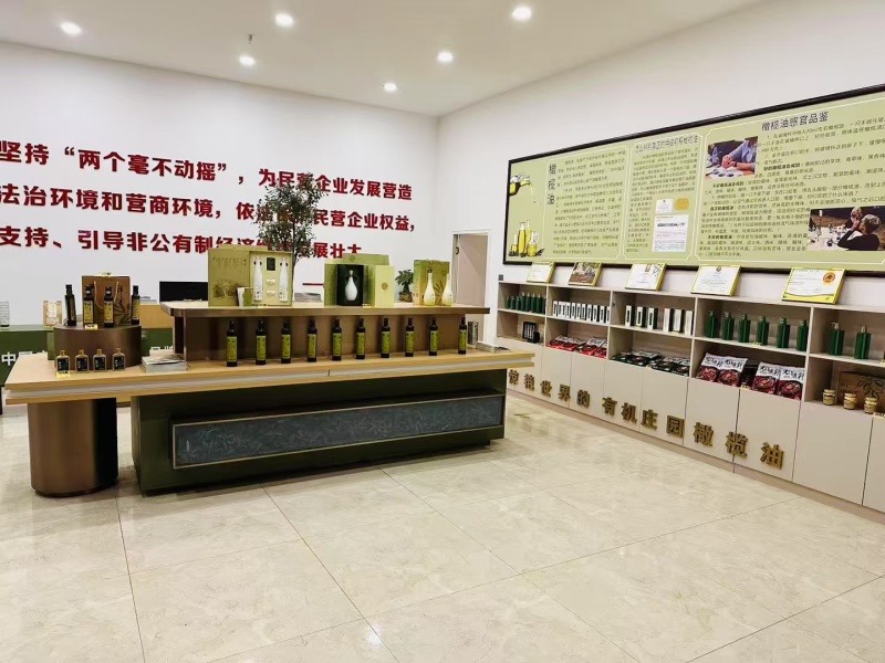 特级初榨橄榄油，礼盒装，鲜果冷压榨工艺，100%纯正橄榄油