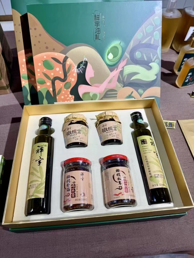 特级初榨橄榄油，礼盒装，鲜果冷压榨工艺，100%纯正橄榄油