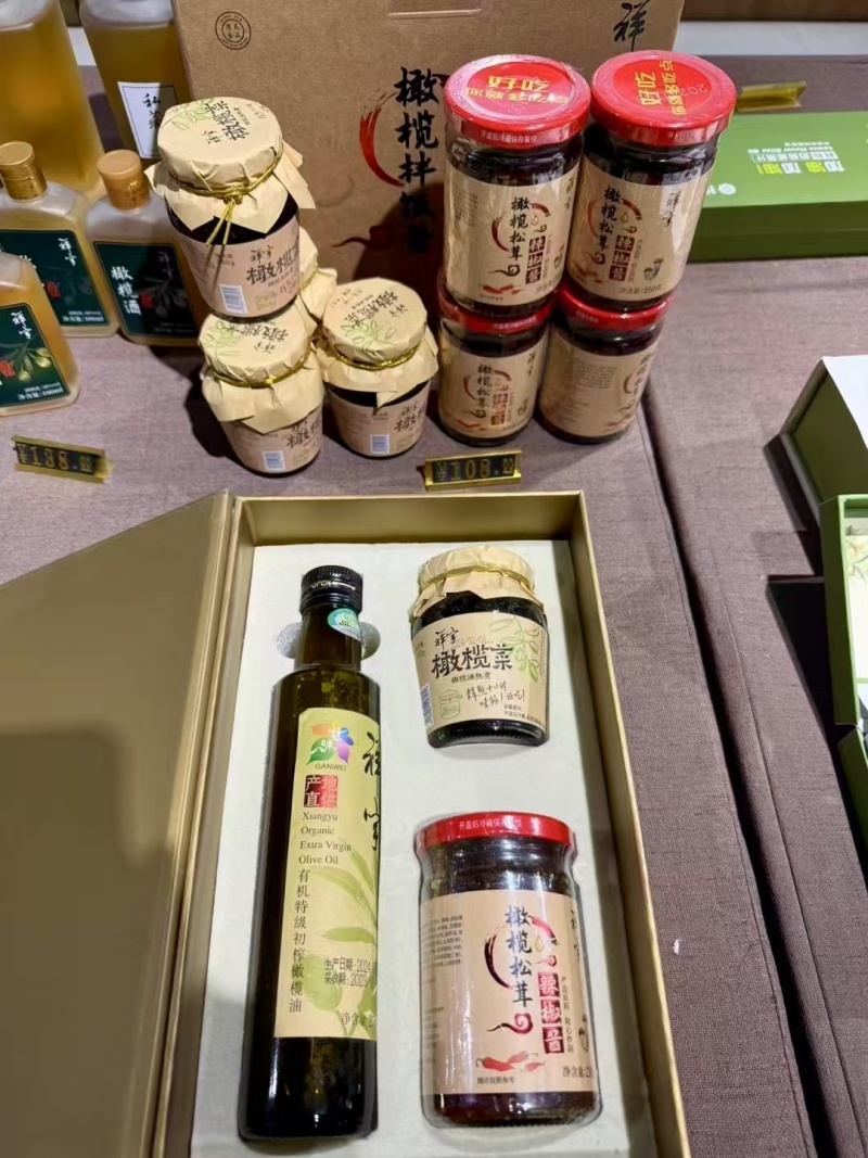 特级初榨橄榄油，礼盒装，鲜果冷压榨工艺，100%纯正橄榄油