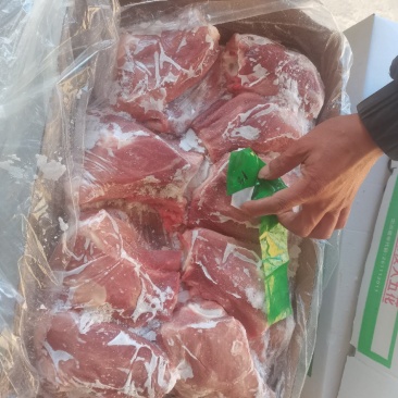 膘猪扇骨，新开鲜白条，颜色鲜艳，十公斤箱装