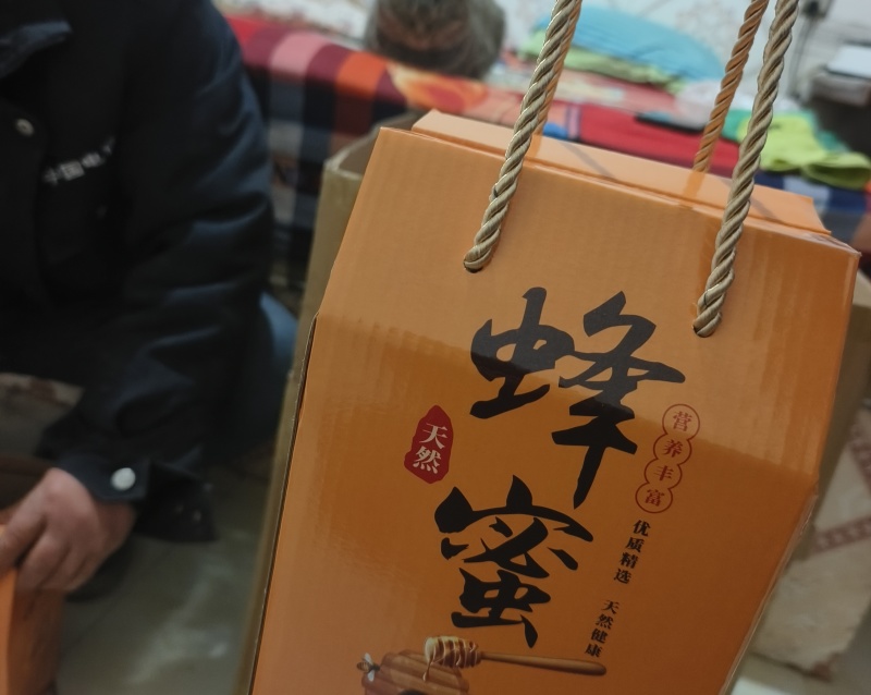 农民家中自产土蜂蜜，蜜蜂采食中药花、荞麦花，营养价值极高