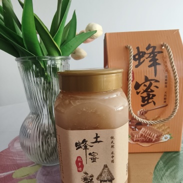 农民家中自产土蜂蜜，蜜蜂采食中药花、荞麦花，营养价值极高