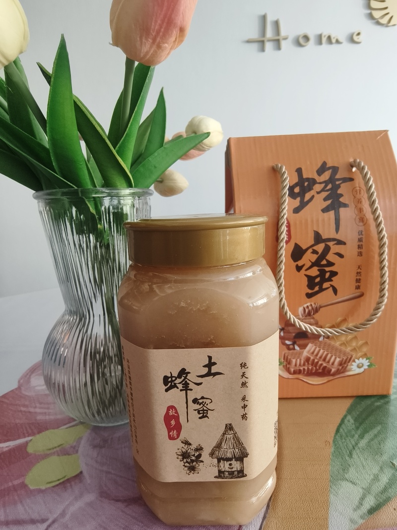 农民家中自产土蜂蜜，蜜蜂采食中药花、荞麦花，营养价值极高
