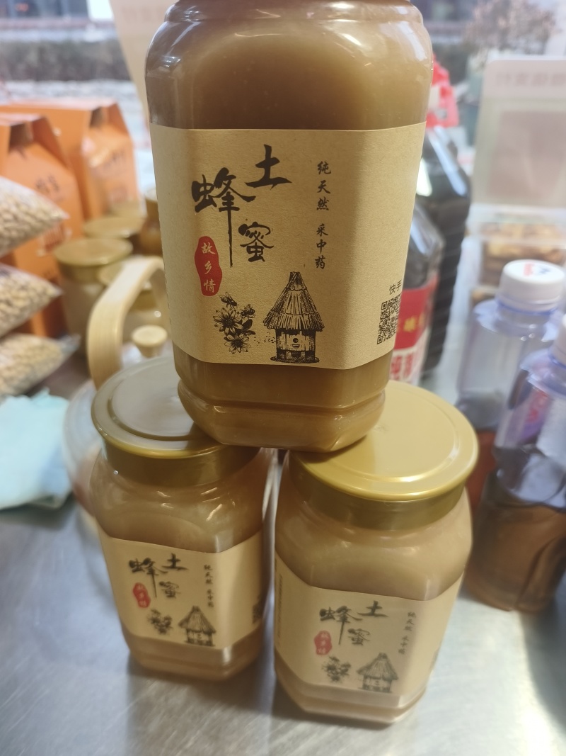 农民家中自产土蜂蜜，蜜蜂采食中药花、荞麦花，营养价值极高