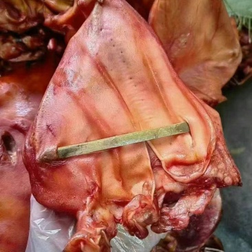 烟熏猪耳腊味独立挂绳地摊展销会批发