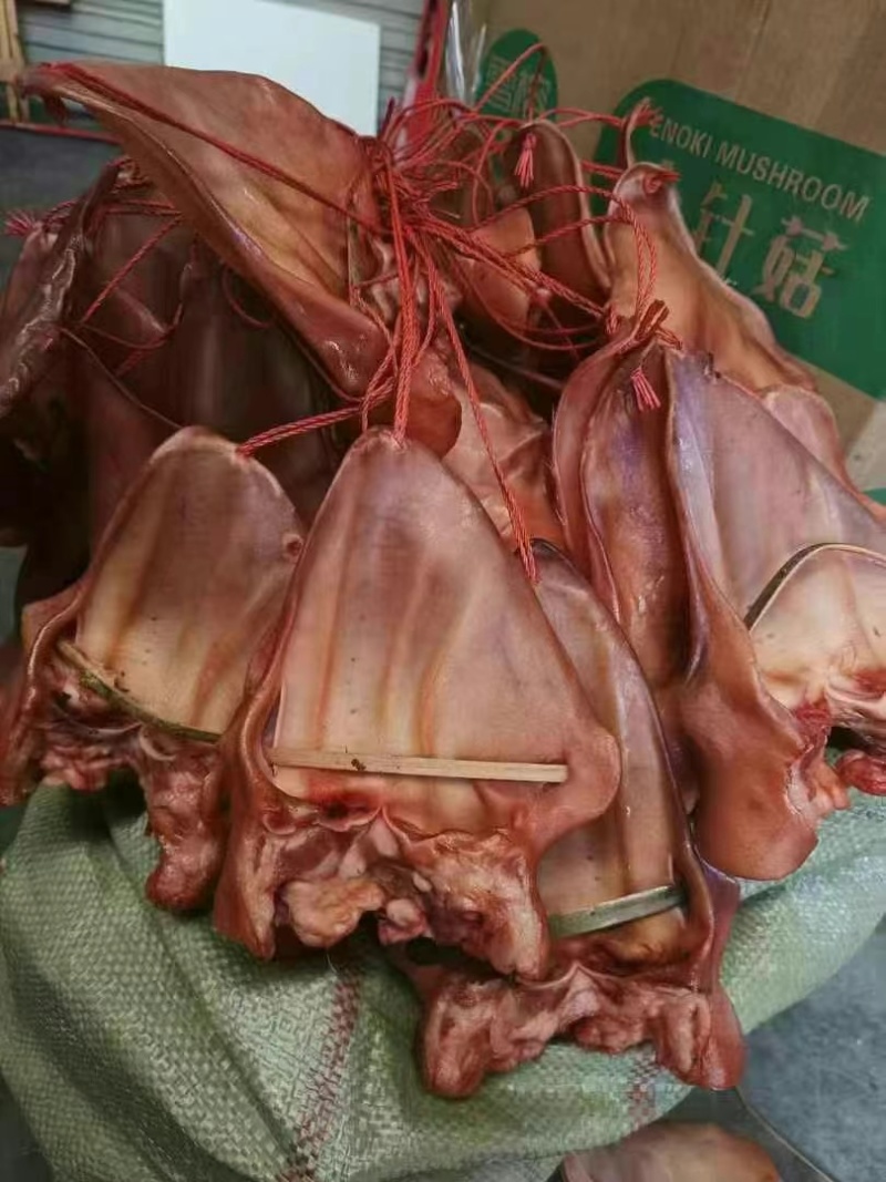 烟熏猪耳腊味独立挂绳地摊展销会批发