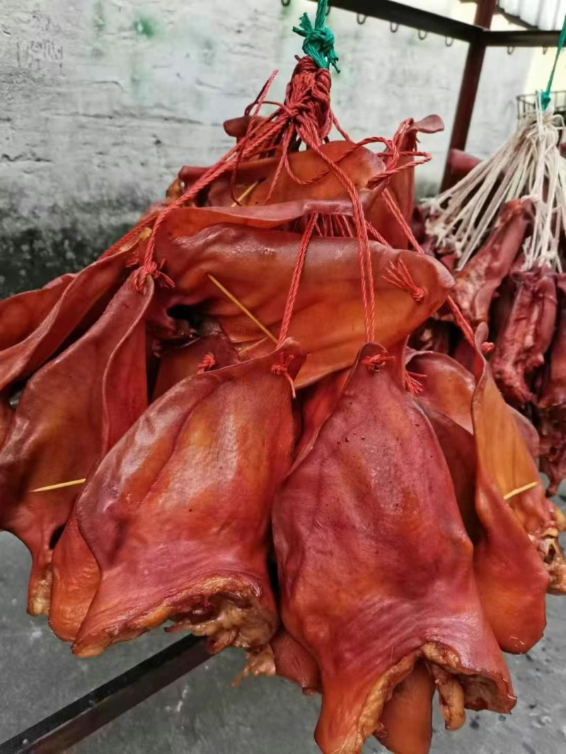烟熏猪耳腊味独立挂绳地摊展销会批发