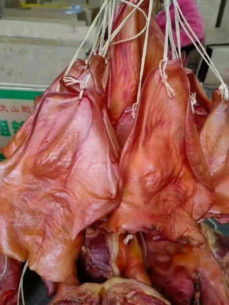 烟熏猪耳腊味独立挂绳地摊展销会批发