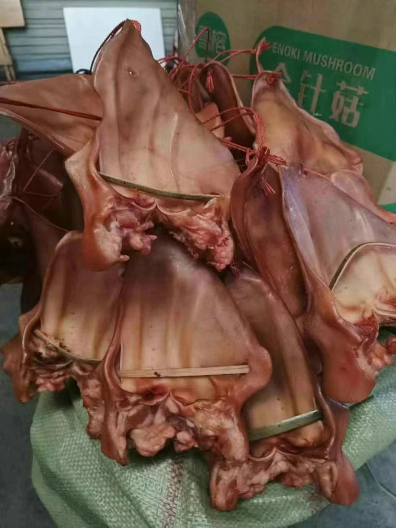 烟熏猪耳腊味独立挂绳地摊展销会批发