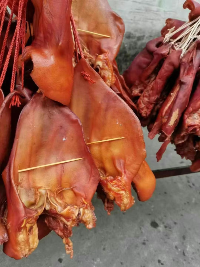 烟熏猪耳腊味独立挂绳地摊展销会批发