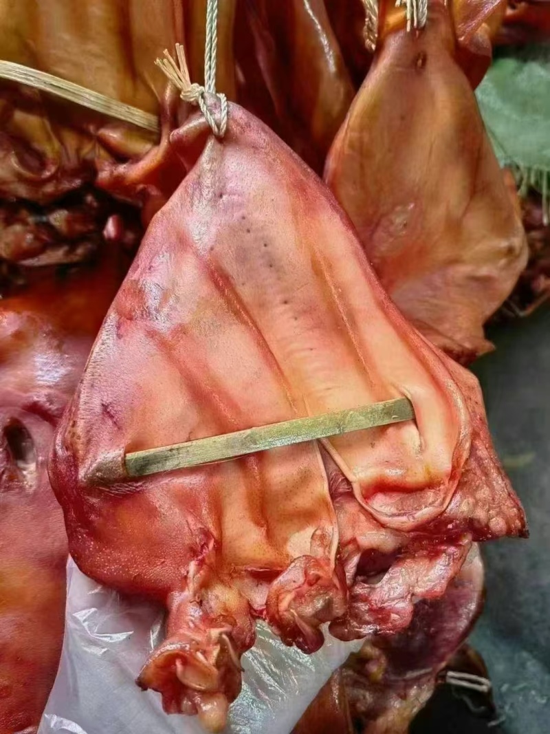 烟熏猪耳腊味独立挂绳地摊展销会批发