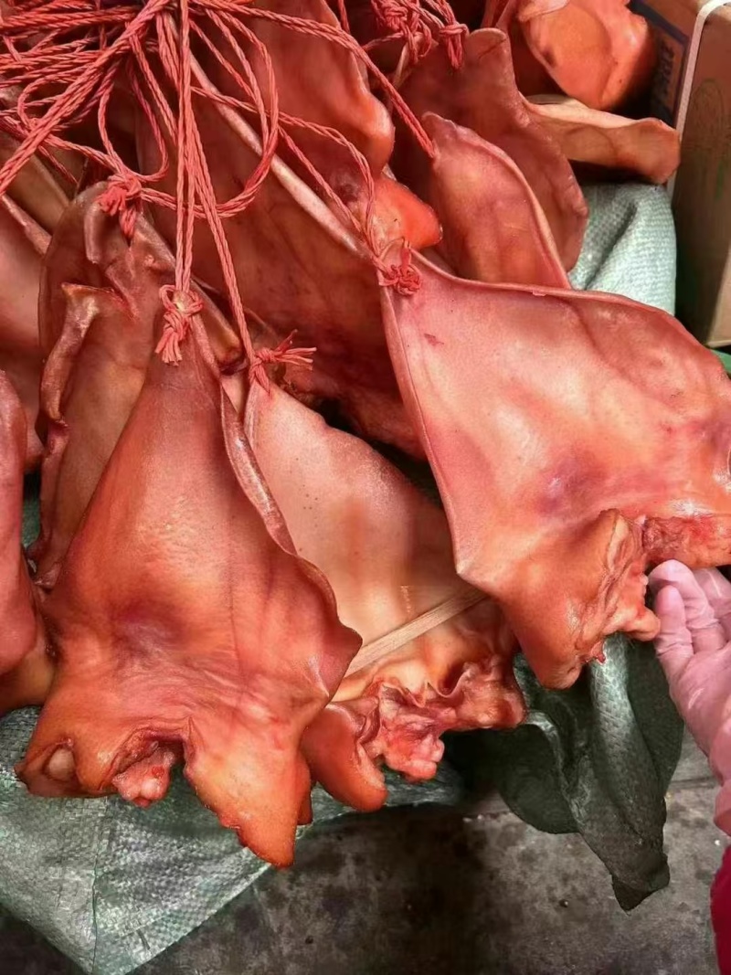 烟熏猪耳腊味独立挂绳地摊展销会批发