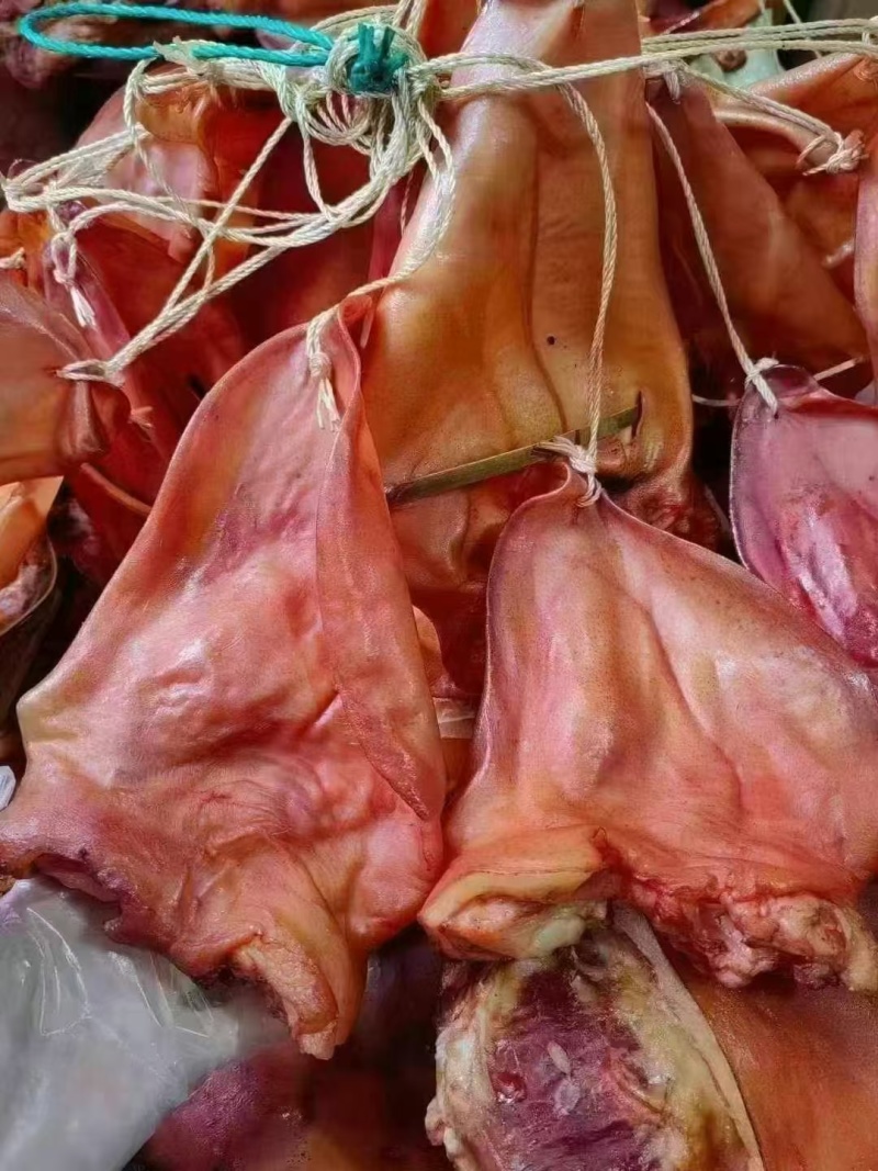 烟熏猪耳腊味独立挂绳地摊展销会批发