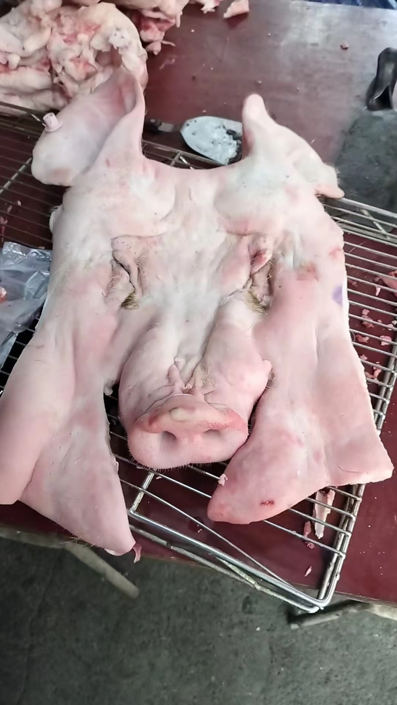 带耳的猪头皮。