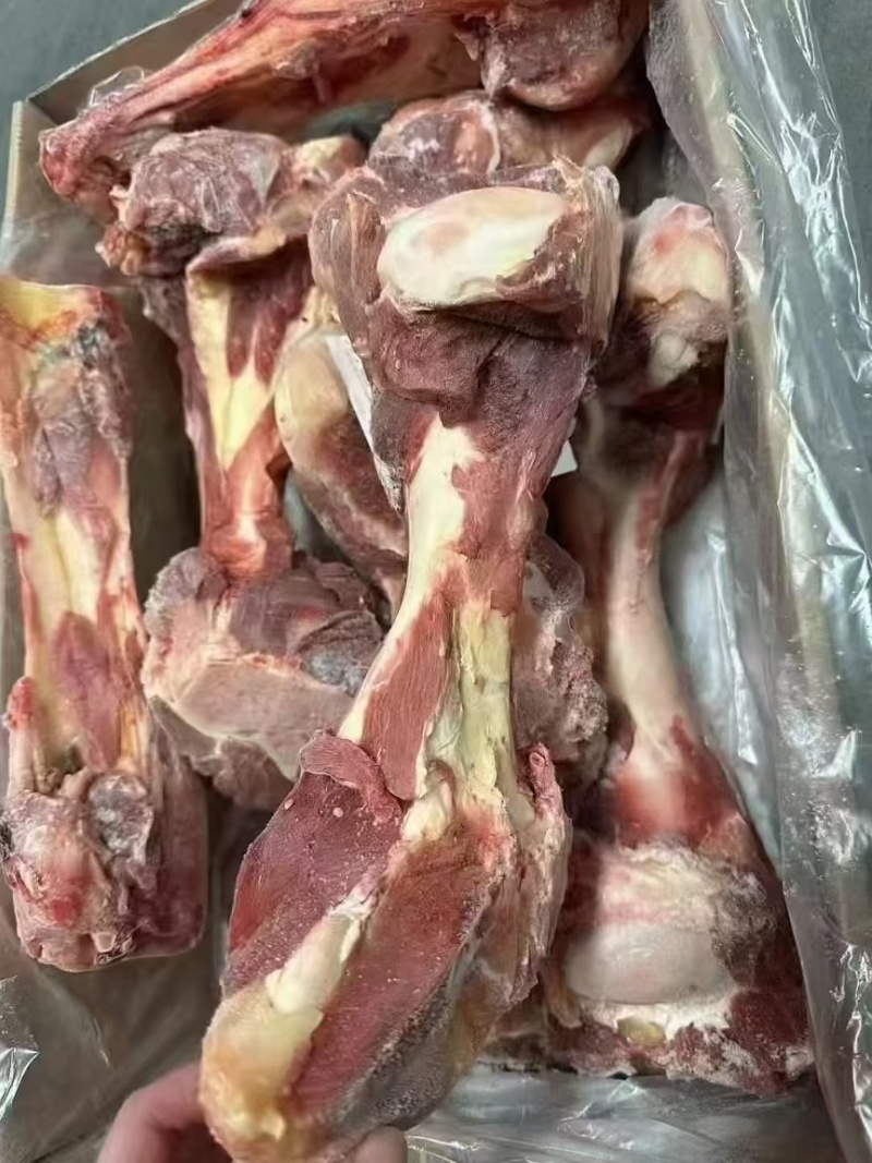 带肉牛棒骨