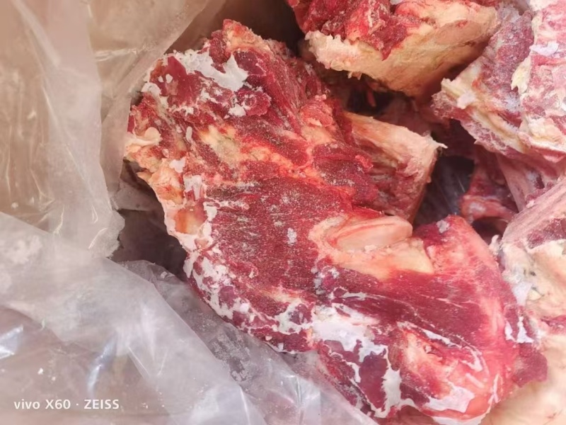 牛手把肉，全牛骨带肉率大，切好的，都是纯草地牛，价格便宜