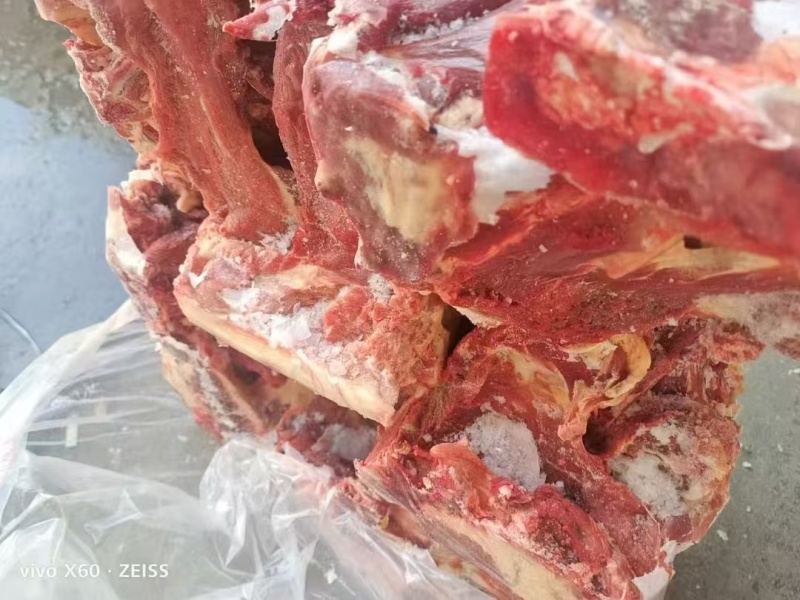 牛手把肉，全牛骨带肉率大，切好的，都是纯草地牛，价格便宜