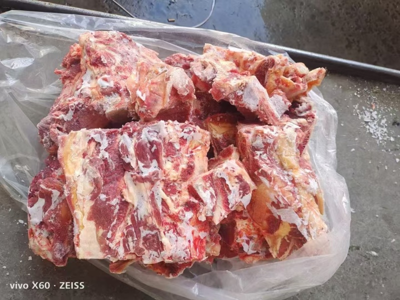 牛手把肉，全牛骨带肉率大，切好的，都是纯草地牛，价格便宜
