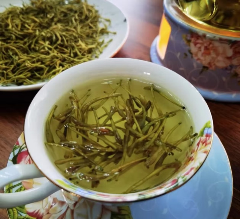 产地货源精品金银花，粒粒饱满，口感清香，色泽鲜艳！