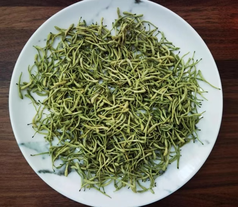 产地货源精品金银花，粒粒饱满，口感清香，色泽鲜艳！