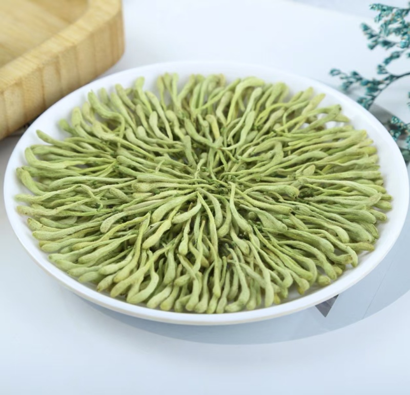 产地货源精品金银花，粒粒饱满，口感清香，色泽鲜艳！