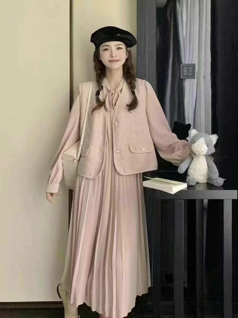 法式浪漫马甲套装女2025新款春秋轻熟赫本风流行连衣裙两