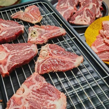 国产T骨小牛排，烤肉自助火锅**，占肉比高